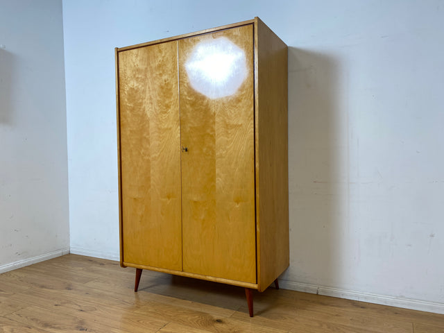 Minimalistischer heller 60er Jahre Kleiderschrank mit Kleiderstange und konischen Füßen