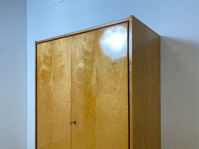 Minimalistischer heller 60er Jahre Kleiderschrank mit Kleiderstange und konischen Füßen