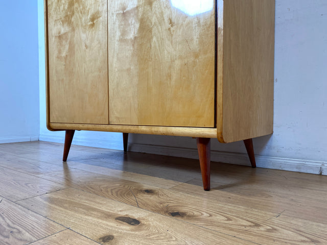 Minimalistischer heller 60er Jahre Kleiderschrank mit Kleiderstange und konischen Füßen I Schrank Schlafzimmerschrank Wardrobe Garderobenschrank Vintage Mid-Century Retro I