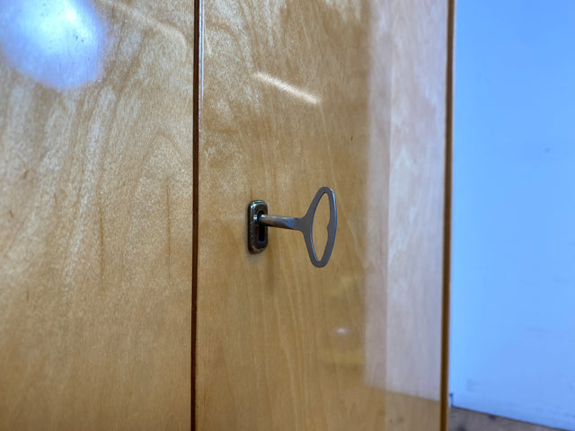 Minimalistischer heller 60er Jahre Kleiderschrank mit Kleiderstange und konischen Füßen