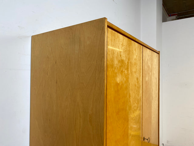 Minimalistischer heller 60er Jahre Kleiderschrank mit Kleiderstange und konischen Füßen I Schrank Schlafzimmerschrank Wardrobe Garderobenschrank Vintage Mid-Century Retro I