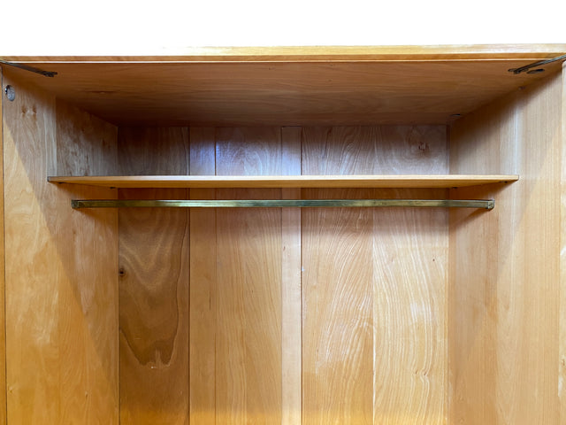 WMK I Stilvoller heller 60er Jahre Kleiderschrank mit Schubladen und Fach