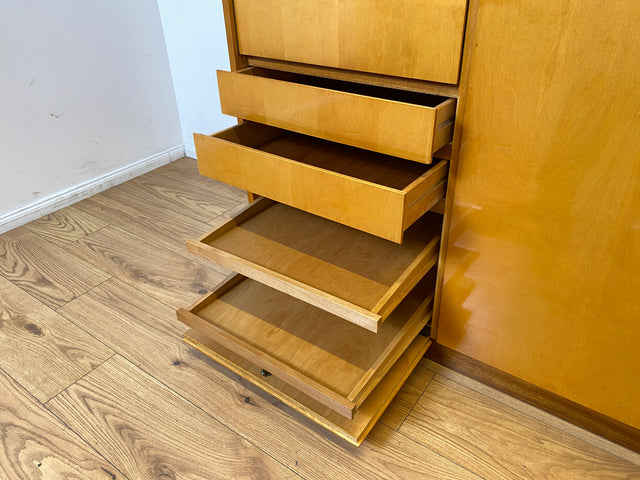 WMK I Stilvoller heller 60er Jahre Kleiderschrank mit Schubladen und Fach