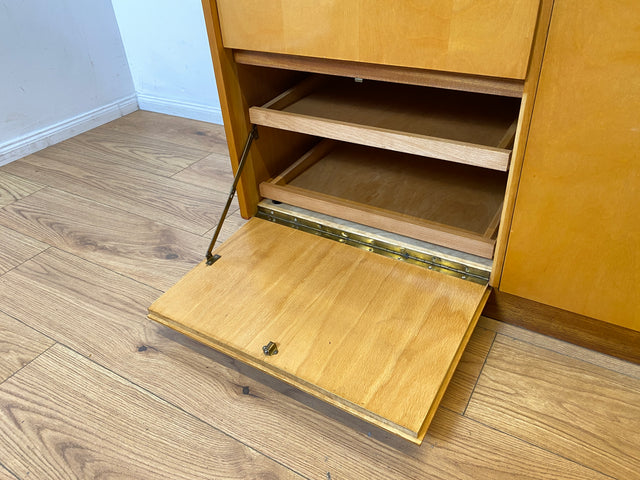 WMK I Stilvoller heller 60er Jahre Kleiderschrank mit Schubladen und Fach