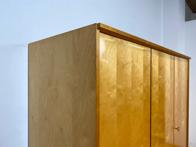 WMK I Stilvoller heller 60er Jahre Kleiderschrank mit Schubladen und Fach