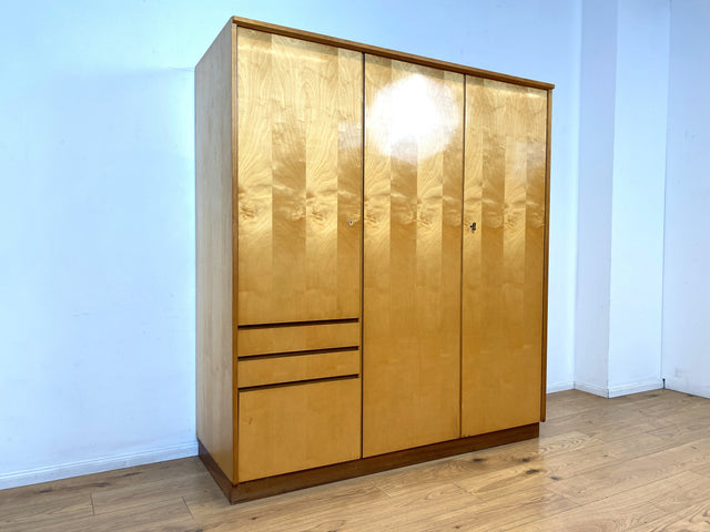 WMK I Stilvoller heller 60er Jahre Kleiderschrank mit Schubladen und Fach