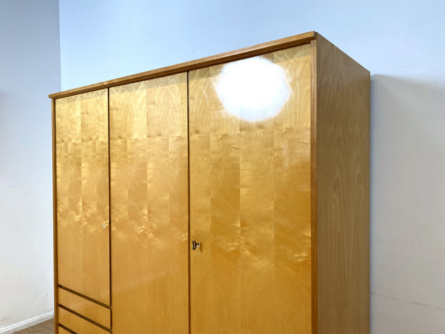 WMK I Stilvoller heller 60er Jahre Kleiderschrank mit Schubladen und Fach