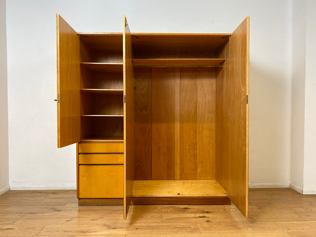 WMK I Stilvoller heller 60er Jahre Kleiderschrank mit Schubladen und Fach