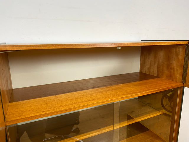 Stilvoller heller Mid-Century Wohnzimmerschrank aus 1969 mit Vitrine und Schubladen I Schrank Highboard Bücherschrank Kommode Sideboard Geschirrschrank Vintage Retro 70er