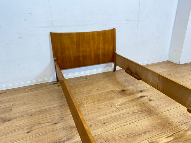 Sehr schönes und gut erhaltenes helles Mid-Century Bett für Matratzen 90x200