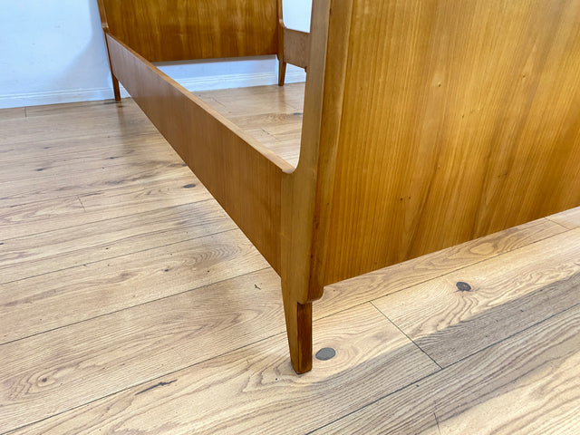 Sehr schönes und gut erhaltenes helles Mid-Century Bett für Matratzen 90x200