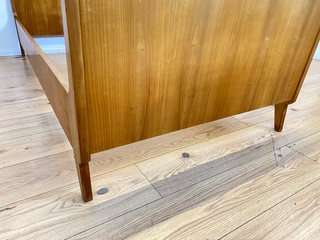 Sehr schönes und gut erhaltenes helles Mid-Century Bett für Matratzen 90x200