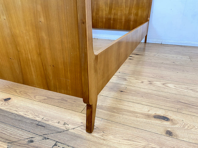 Sehr schönes und gut erhaltenes helles Mid-Century Bett für Matratzen 90x200