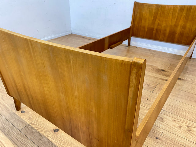 Sehr schönes und gut erhaltenes helles Mid-Century Bett für Matratzen 90x200