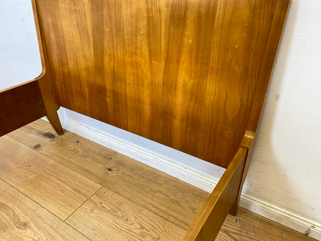 Sehr schönes und gut erhaltenes helles Mid-Century Bett für Matratzen 90x200
