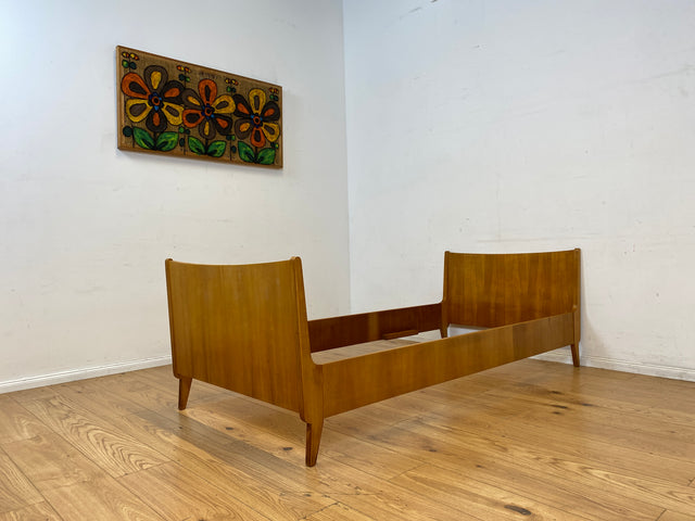 Sehr schönes und gut erhaltenes helles Mid-Century Bett für Matratzen 90x200