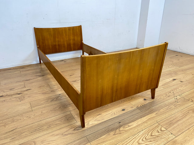 Sehr schönes und gut erhaltenes helles Mid-Century Bett für Matratzen 90x200