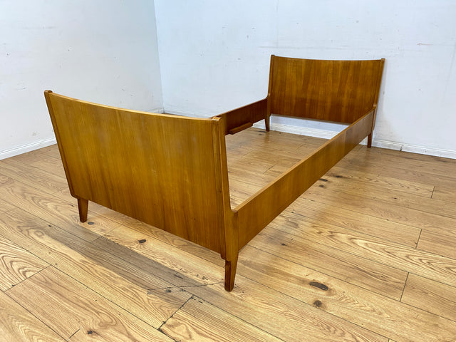 Sehr schönes und gut erhaltenes helles Mid-Century Bett für Matratzen 90x200
