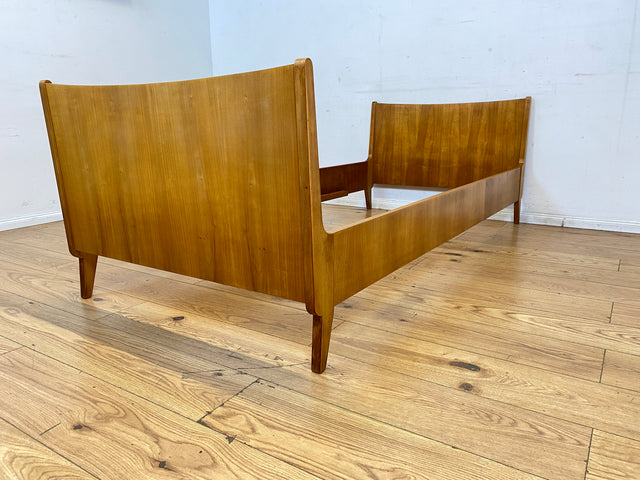 Sehr schönes und gut erhaltenes helles Mid-Century Bett für Matratzen 90x200