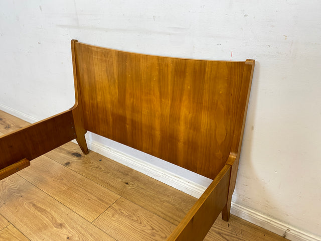 Sehr schönes und gut erhaltenes helles Mid-Century Bett für Matratzen 90x200