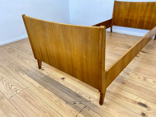 Sehr schönes und gut erhaltenes helles Mid-Century Bett für Matratzen 90x200