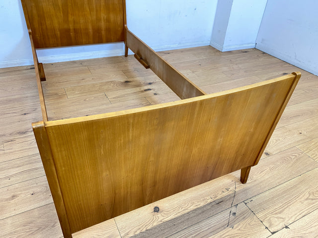 Sehr schönes und gut erhaltenes helles Mid-Century Bett für Matratzen 90x200
