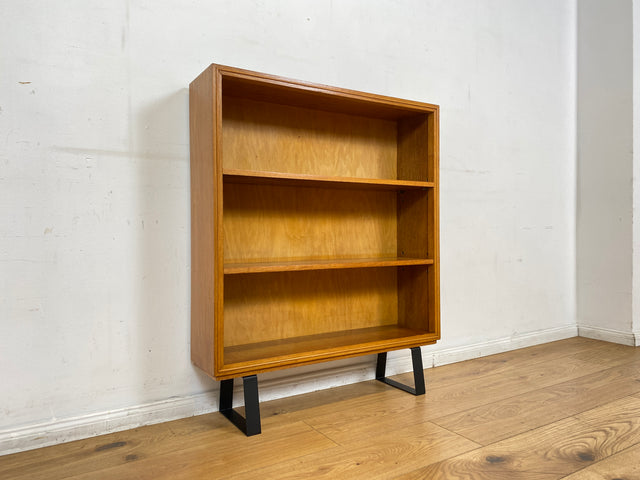Stilvolles helles Mid-Century Regal , Vollholz, mit verstellb. Regalböden & neuen Metallfüßen I Holzregal Bücherregal Bücherschrank Küchenregal Regalwand Vintage Retro 60er I
