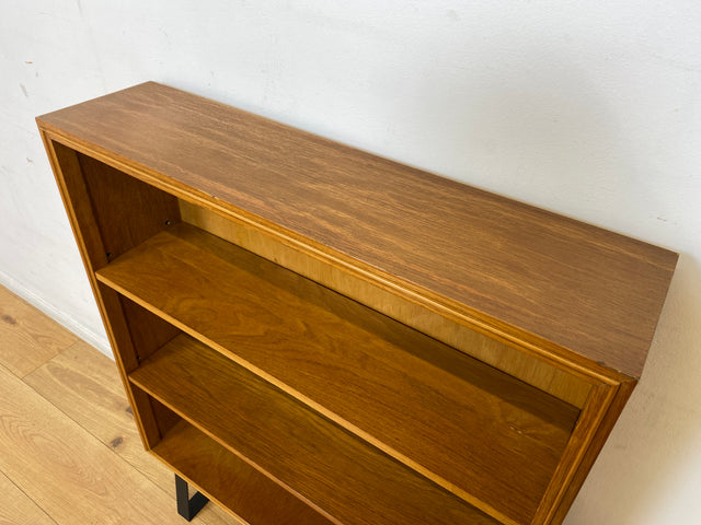Stilvolles helles Mid-Century Regal , Vollholz, mit verstellb. Regalböden & neuen Metallfüßen I Holzregal Bücherregal Bücherschrank Küchenregal Regalwand Vintage Retro 60er I