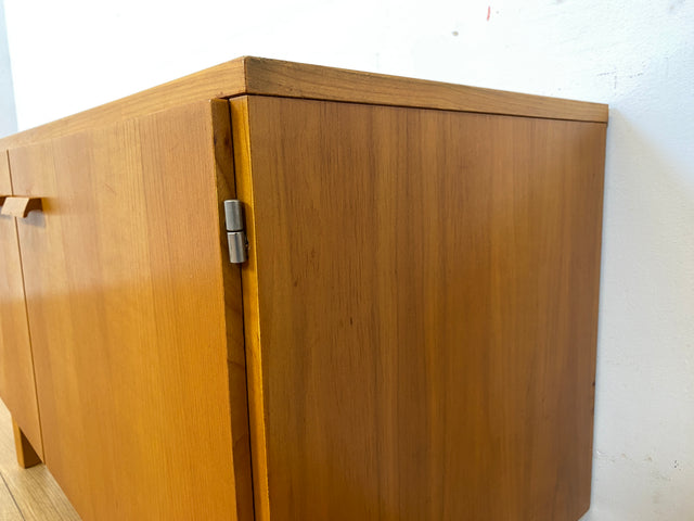 Niedliche kleine 60er Jahre Kommode in Kirschbaum mit formschönen Holzgriffen