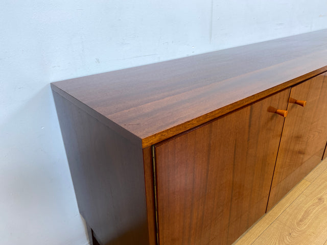 WMK I Elegantes und sehr gut erhaltenes langes Sideboard aus 1970