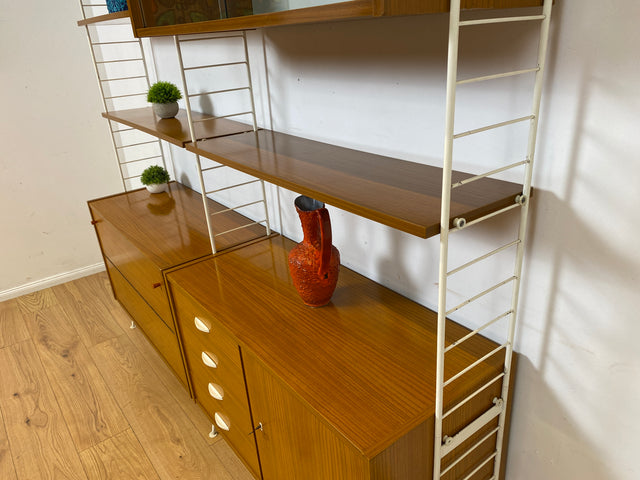 Kultiges modulares DDR Regalsystem Sybille aus 1968 mit weißen Regalleitern & Vitrine