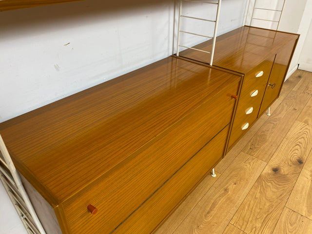 Kultiges modulares DDR Regalsystem Sybille aus 1968 mit weißen Regalleitern & Vitrine