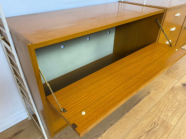 Kultiges modulares DDR Regalsystem Sybille aus 1968 mit weißen Regalleitern & Vitrine