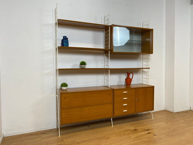 Kultiges modulares DDR Regalsystem Sybille aus 1968 mit weißen Regalleitern & Vitrine