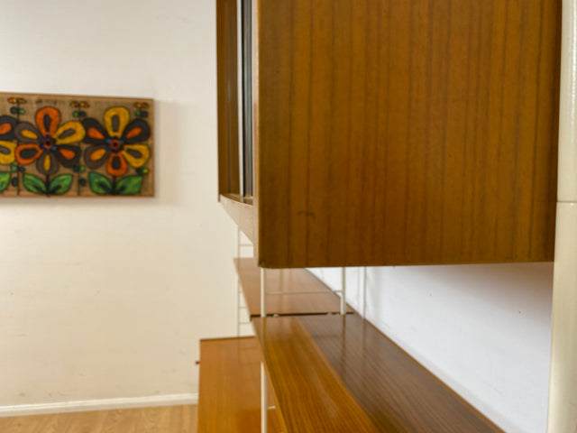 Kultiges modulares DDR Regalsystem Sybille aus 1968 mit weißen Regalleitern & Vitrine