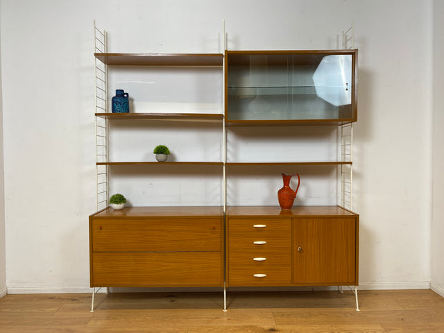 Kultiges modulares DDR Regalsystem Sybille aus 1968 mit weißen Regalleitern & Vitrine