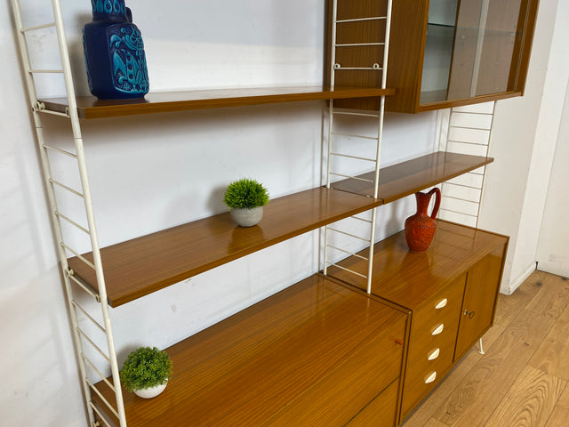 Kultiges modulares DDR Regalsystem Sybille aus 1968 mit weißen Regalleitern & Vitrine