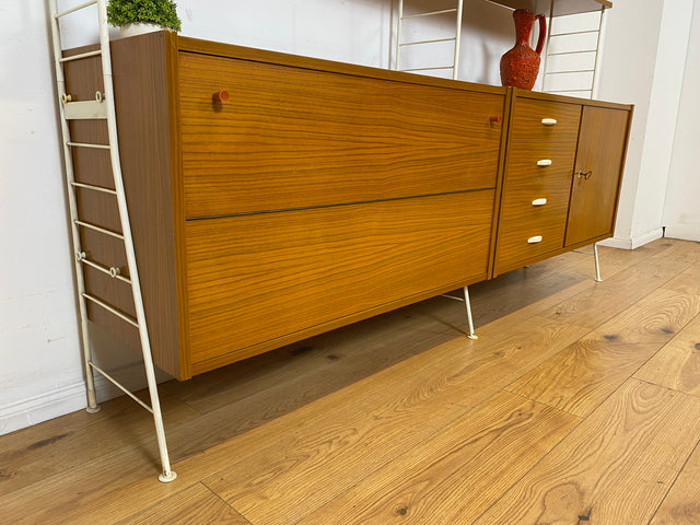 Kultiges modulares DDR Regalsystem Sybille aus 1968 mit weißen Regalleitern & Vitrine