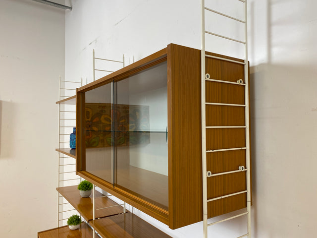Kultiges modulares DDR Regalsystem Sybille aus 1968 mit weißen Regalleitern & Vitrine