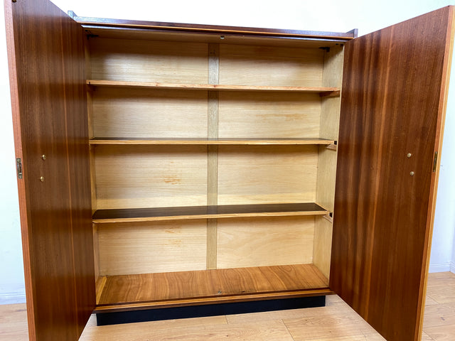 Stilvoller und besonders schmaler Mid-Century Schrank mit Regalböden I Flurschrank Wäscheschrank Kleiderschrank Garderobe Schuhschrank Rockabilly Vintage 50er 60er I