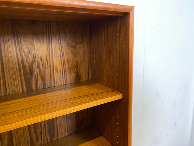 Stilvoller schmaler skandinavischer Schrank in Teakholz auf neuen Metallfüßen