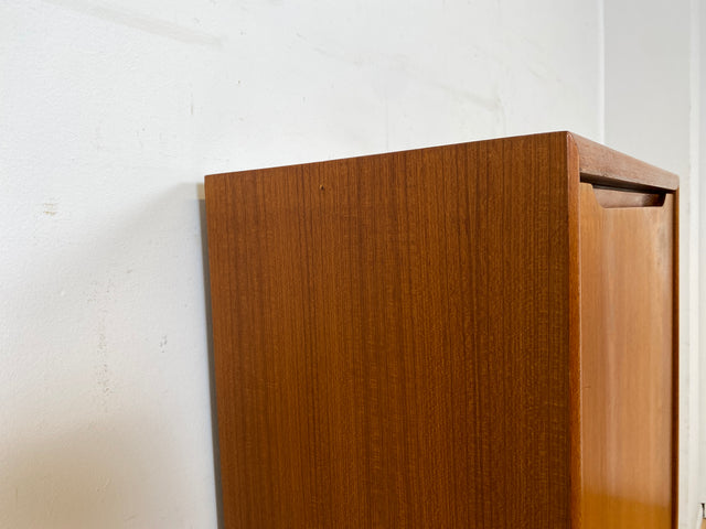 Stilvoller schmaler skandinavischer Schrank in Teakholz auf neuen Metallfüßen