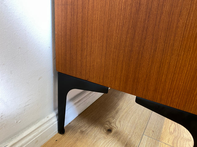 Stilvoller schmaler skandinavischer Schrank in Teakholz auf neuen Metallfüßen
