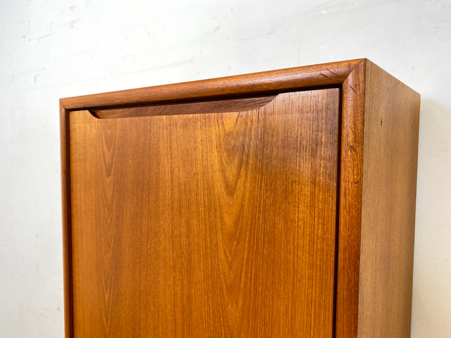 Stilvoller schmaler skandinavischer Schrank in Teakholz auf neuen Metallfüßen