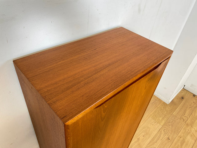 Stilvoller schmaler skandinavischer Schrank in Teakholz auf neuen Metallfüßen