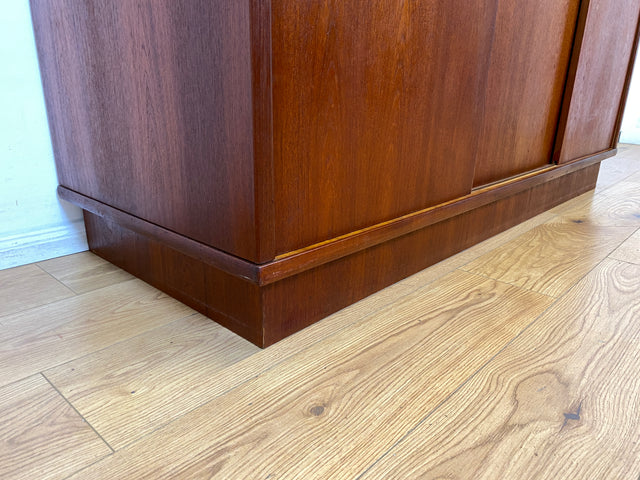 Hochwertiger skandinavische Mid-Century Kleiderschrank mit Schubladen I Vollholz in Teak I Schrank Schlafzimmerschrank Wäscheschrank Wardrobe Danish Design Vintage Teakholz I