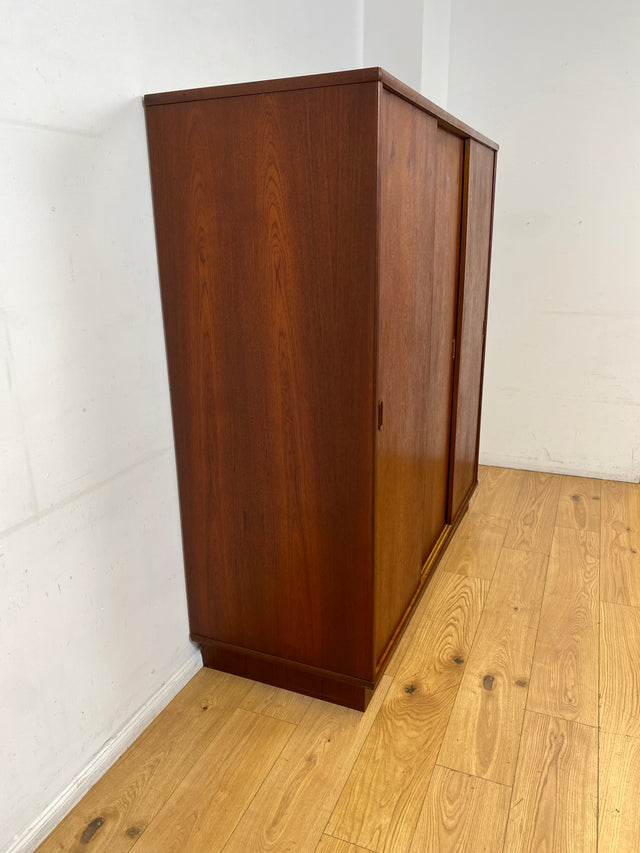 Hochwertiger skandinavische Mid-Century Kleiderschrank mit Schubladen I Vollholz in Teak I Schrank Schlafzimmerschrank Wäscheschrank Wardrobe Danish Design Vintage Teakholz I