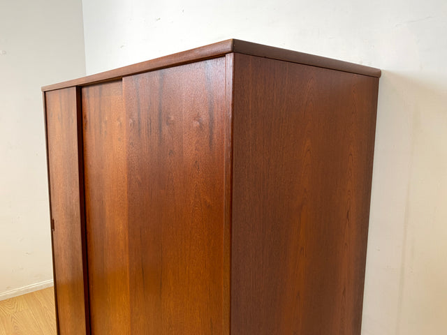 Hochwertiger skandinavische Mid-Century Kleiderschrank mit Schubladen I Vollholz in Teak I Schrank Schlafzimmerschrank Wäscheschrank Wardrobe Danish Design Vintage Teakholz I