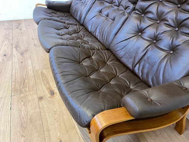 WMK I Stilvolles skandinavische Sofa mit gestepptem braunem Echtleder Bezug I Norwegen 1970er I Couch Ledercouch Ledersofa 3-Sitzer 3er Sitzgarnitur Mid-Century Vintage Leder I