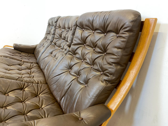 WMK I Stilvolles skandinavische Sofa mit gestepptem braunem Echtleder Bezug I Norwegen 1970er I Couch Ledercouch Ledersofa 3-Sitzer 3er Sitzgarnitur Mid-Century Vintage Leder I